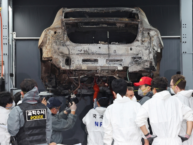 A second joint forensic investigation is being conducted by police and fire officials as well as officials from the National Forensic Service and Mercedes-Benz of an electric vehicle that caught fire in the underground parking lot at an apartment complex in Incheon on Aug. 1. (Yonhap)