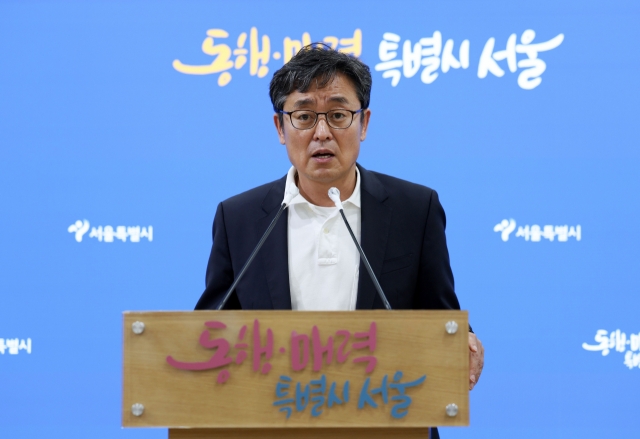 Head of Seoul Metropolitan Government's Climate and Environment Headquarters Yeo Jang-kwon speaks during a press briefing regarding the city’s maximum charge rate limitation for electric vehicles parked in underground parking lots of apartments at Seoul City Hall, Friday. (Newsis)