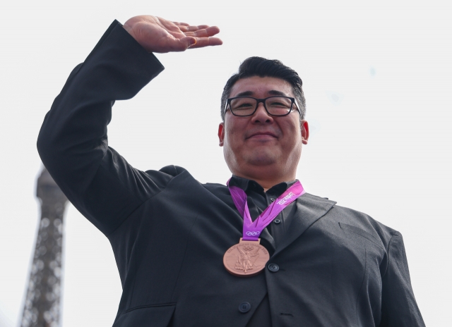 Former South Korean weightlifter Jeon Sang-guen acknowledges the crowd at the Champions Park in Paris on Friday, after receiving his belated bronze medal for the 2012 London Olympics. Jeon finished fourth in the men's +105-kilogram event but was awarded the bronze medal after Ruslan Albegov of Russia, the original bronze medalist, was stripped of his medal for doping. (Yonhap)