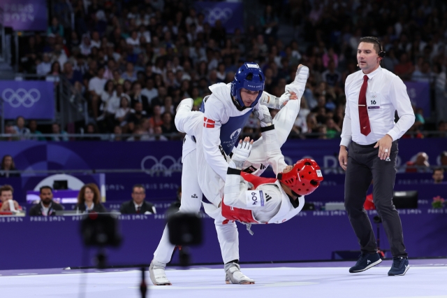 South Korea's Seo Geon-woo competes against Denmark's Eddie Hrncih in the men's 80-kilogram taekwondo bronze medal match at the Grand Palais in Paris during the 2024 Paris Olympics on July 9, local time. (Yonhap)