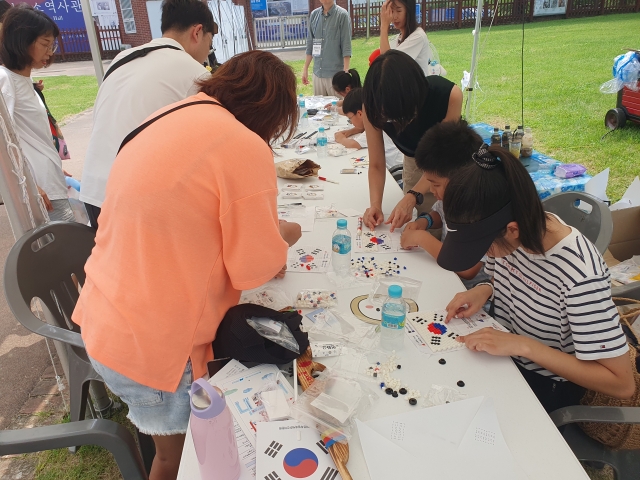 Visitors participate in the Taegeukgi-themed program at Seodaemun Prison History Hall in 2023. (Seodaemun Prison History Hall)