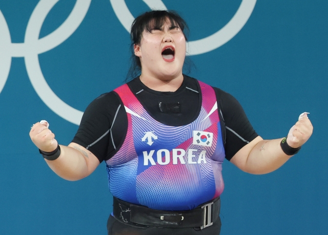 Park Hye-jeong of South Korea celebrates a successful lift in the clean and jerk during the women's +81-kilogram weightlifting event at the Paris Olympics at South Paris Arena 6 in Paris on Aug. 11, 2024. (Yonhap)