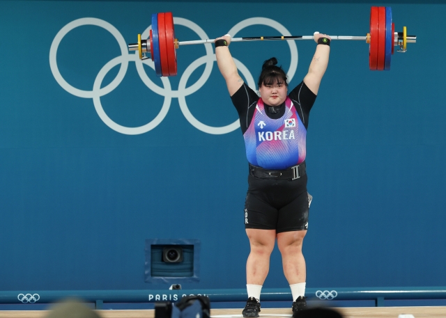 Park Hye-jeong of South Korea completes a successful lift in the clean and jerk during the women's +81-kilogram weightlifting event at the Paris Olympics at South Paris Arena 6 in Paris on Aug. 11, 2024. (Yonhap)