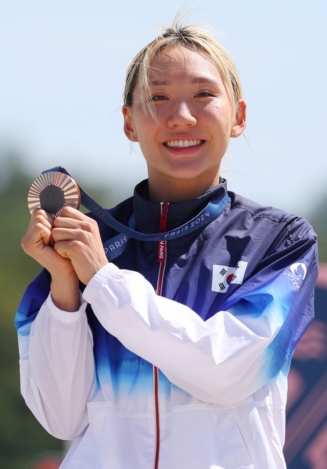 Seong Seung-min of South Korea celebrates on the podium after winning bronze in the women's modern pentathlon during the victory ceremony at Chateau de Versailles in Versailles, France, on Aug. 11, 2024. (Yonhap)