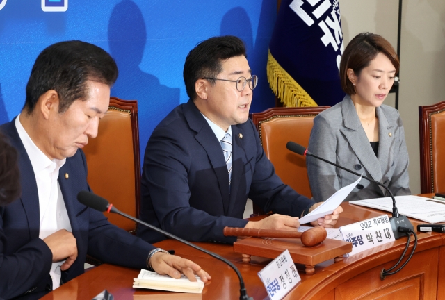 Park Chan-dae (2nd from left), leader of the main opposition Democractic Party, speaks during a supreme council meeting at the National Assembly on Monday. (Yonhap)