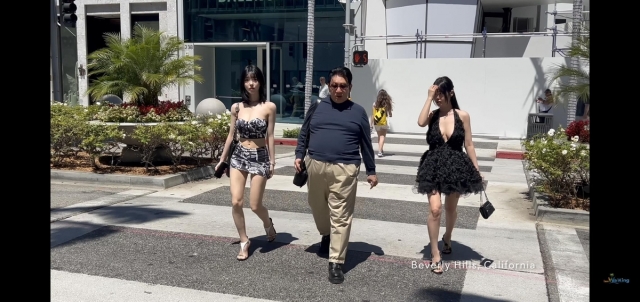 Hybe Chairman Bang Si-hyuk is seen in Los Angeles with livestreamer Seyeon (left) and her older sister in July. (YouTube)