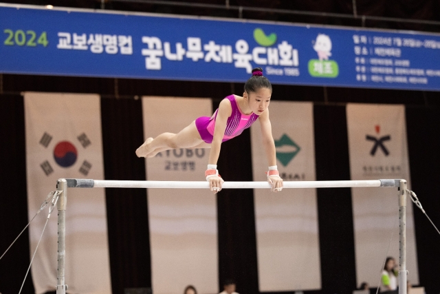 A gymnast performs during the Kyobo Life Cup Youth Athletic Competition. (Kyobo Life Insurance)