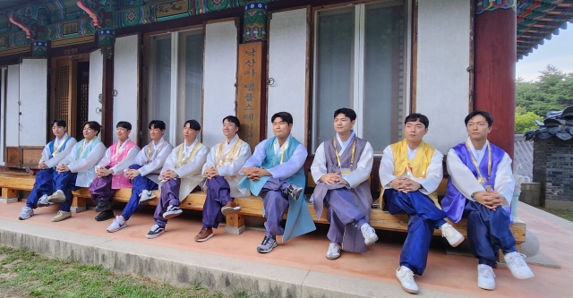 Participants in hanbok wait for their dates during a matchmaking templestay at Naksansa in Yangyang County, Gangwon Province, Aug. 9. (Choi Si-young/The Korea Herald)