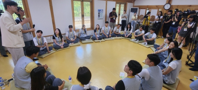 Participants play dating games during a matchmaking templestay at Naksansa in Yangyang County, Gangwon Province, Aug. 9. (Choi Si-young/The Korea Herald)