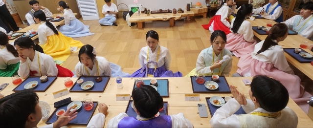 Participants chat during a matchmaking templestay at Naksansa in Yangyang County, Gangwon Province, Aug. 9. (Choi Si-young/The Korea Herald)