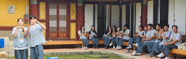 A couple that has matched up at a matchmaking templestay poses for a photo at Naksansa in Yangyang County, Gangwon Province, Aug. 10. (Choi Si-young/The Korea Herald)