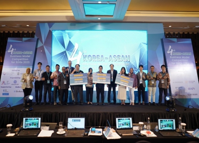 The winners of the fourth Korea-ASEAN Business Model Competition for SDGs 2023 pose for a photo after the event. (Green Business Center)