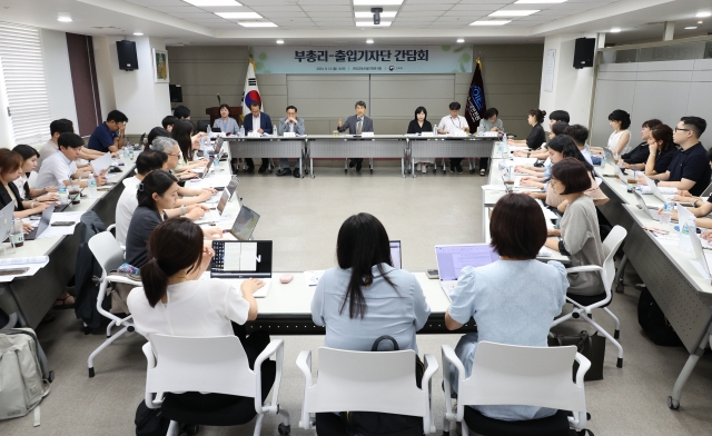 The education minister speaks at a press briefing on Monday at the Korea Institute of Educational Facility Safety in Yeouido, Seoul. (Ministry of Education)