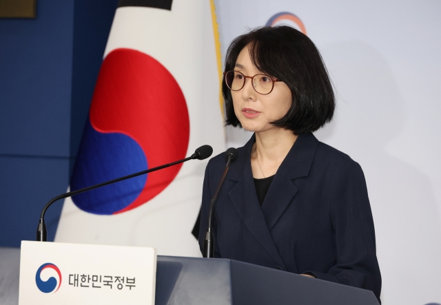 Jeong Kyung-sil, who heads the health care reform committee under the Health Ministry, speaks during a press briefing held at the government complex in Seoul on Tuesday. (Yonhap)