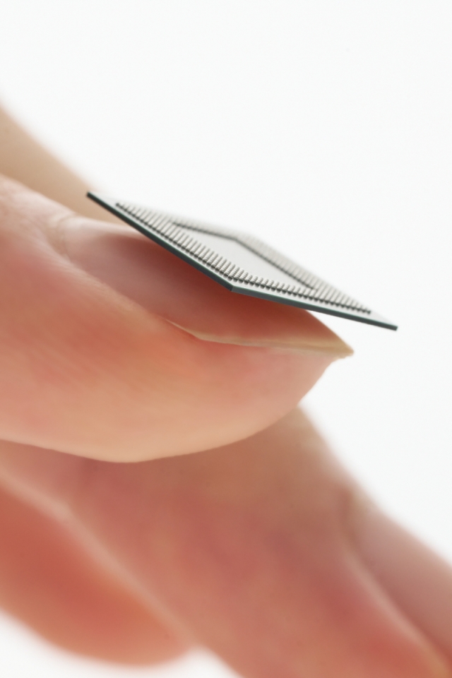 Samsung Electronics' latest LPDDR5X package is as thin as a fingernail at 0.65 millimeters. (Samsung Electronics)