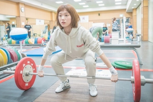 Lee Sung-kyung stars as weightlifting trainee Kim Bok-joo in “Weightlifting Fairy Kim Bok-joo.” (MBC)