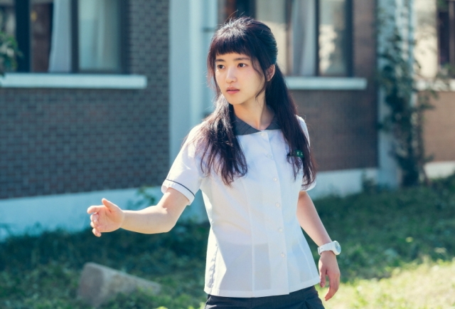 Kim Tae-ri plays teen fencer Na Hee-do in “Twenty-Five Twenty-One” (tvN)