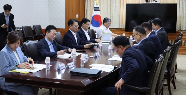 Bang Ki-seon (second from left), minister of the office for government policy coordination, chairs a meeting with vice ministers from agencies and ministries involved in electric vehicle policies on Tuesday in Seoul. (Yonhap)