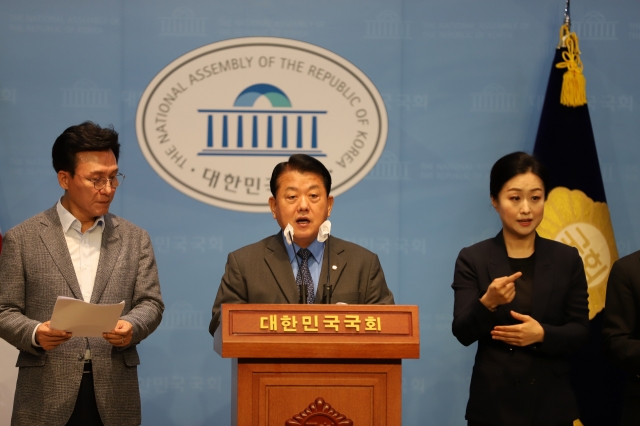 Democratic Party of Korea Rep. Kim Byung-joo (center) speaks during a press conference held at the National Assembly in Seoul on Tuesday. (Yonhap)