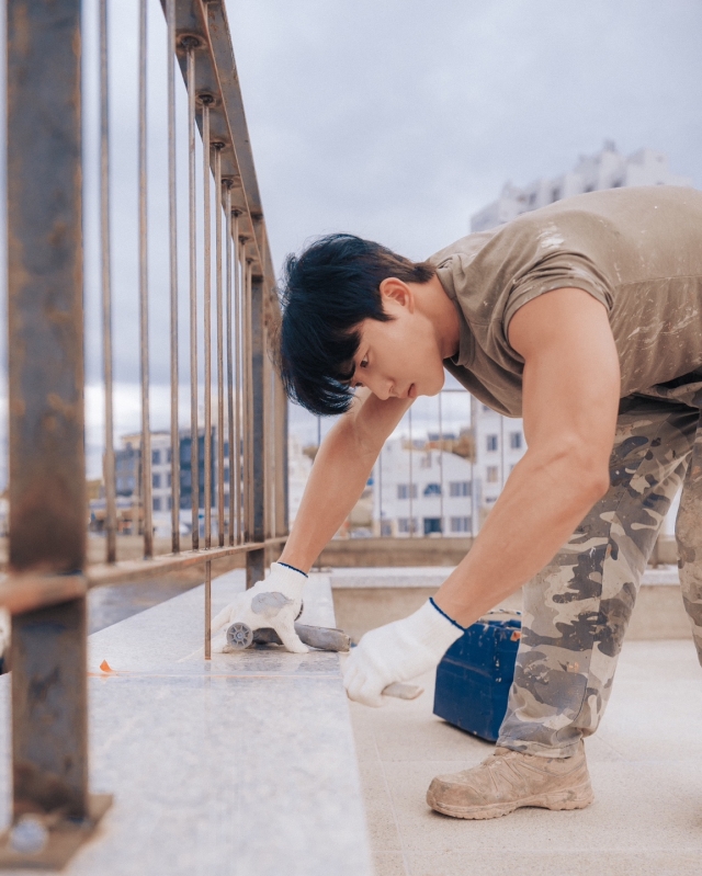 Kim Dong-young does silicone caulking work. (Photo by @mu_gung)