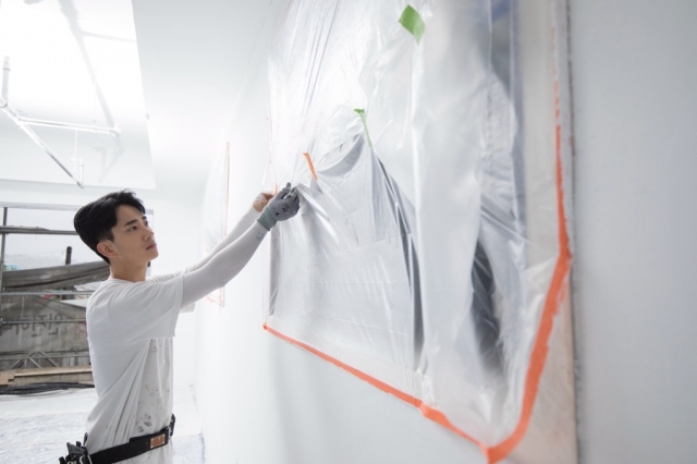 Oh Ji-min prepares the surface for painting. (Kim Beom-ki)