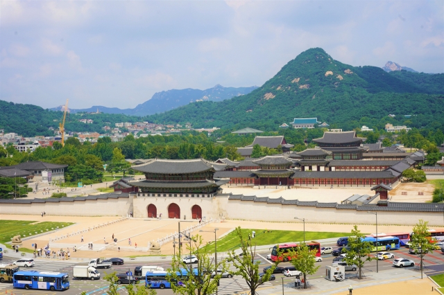 Gyeongbokgung is seen from the National Museum of Korean Contemporary History (Lee Si-jin/The Korea Herald)