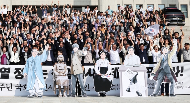 The National Assembly in Seoul hosts the “National Assembly-Civil Society 1000-Person Declaration” event on Wednesday, one day before the 79th Anniversary of Liberation. Participants, including Democratic Party Acting Chair and Floor Leader Rep. Park Chan-dae and Rebuilding Korea Party leader Cho Kuk, chant slogans in solidarity. (Yonhap)