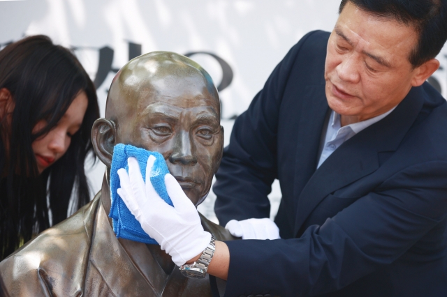 The statue of independence activist and poet Han Yong-un is cleaned at Manhae's Walking Park in Seongbuk-gu district, Seoul, on Wednesday. Han, also known by his pen name Manhae, was a revered poet, Buddhist monk, and independence activist who played a pivotal role in Korea's fight for liberation from Japanese colonial rule. (Yonhap)