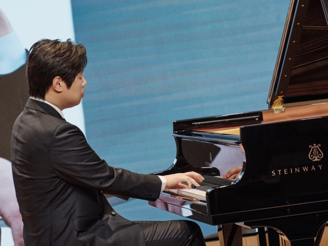 Pianist Park Jae-hong performs during a press conference held at Shinyoung Chamber Hall in Yeouido, Youngdeungpo-gu, Seoul on Tuesday. (Universal Music)