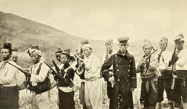 A photo labeled “Anti-Japan Righteous Armies” taken in 1907 by Frederick A. Mackenzie, a Canadian-born war correspondent of the London-based newspaper the Daily Mail. (Independence Hall of Korea)