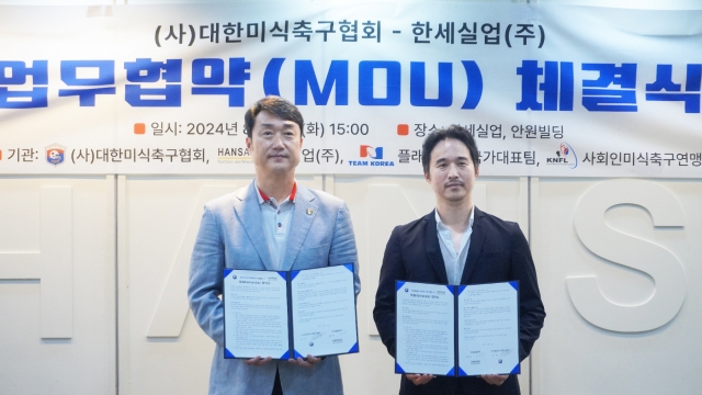 Korea American Football Association Chairman Yoo Ho-jung (left) and Hansae Vice Chairman Kim Ik-hwan pose for a photo at a memorandum of understanding signing ceremony, at Hansae's Seoul headquarters on Tuesday, (Hansae)