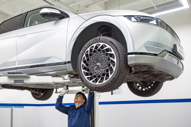 A mechanic inspects an Ioniq 5, Hyundai Motor Company's battery-electric vehicle. (Hyundai Motor Group)