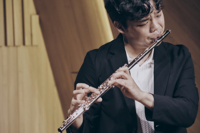 Flutist Kim Yu-been performs during a press conference held at Sounds S in Itaewon, Yongsan-gu on Aug. 9. (MOC Production)