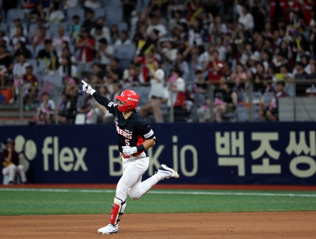 Kim Do-yeong of the Kia Tigers rounds the bases after hitting a two-run home run against the Kiwoom Heroes during the teams' Korea Baseball Organization regular-season game at Gocheok Sky Dome in Seoul on Wednesday. (Yonhap)