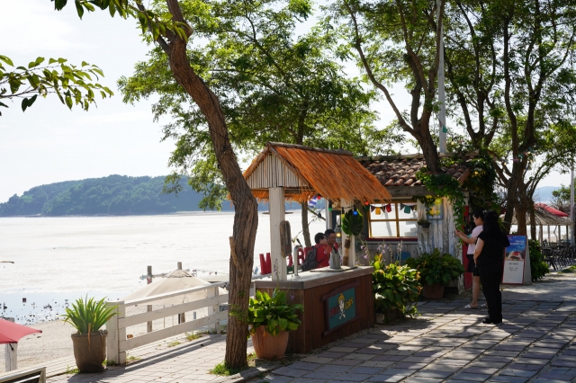 Guests take pictures at Mud Coffee on Seonjaedo, an island off in Incheon on Aug. 11. (Lee Si-jin/The Korea Herald)