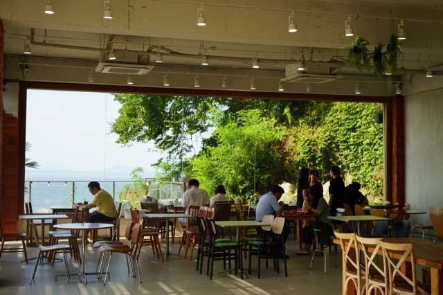 Hibada Coffee on Yeongheungdo, an island off Incheon (Lee Si-jin/The Korea Herald)