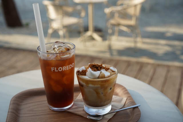 An iced tea (left) and an einspanner at Floredo Coffee (Lee Si-jin/The Korea Herald)