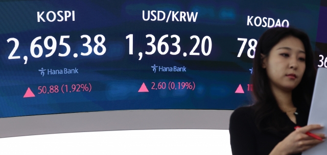 An electronic board showing the Korea Composite Stock Price Index at a dealing room of the Hana Bank headquarters in Seoul on Friday. (Yonhap)