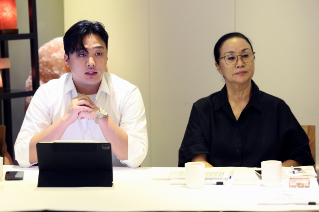 Park Jin-hyung (left), general director of Changmu International Performing Arts Festival, and choreographer and dancer Kim Mae-ja attend a press conference held in Seoul on Aug. 6. (Newsis)