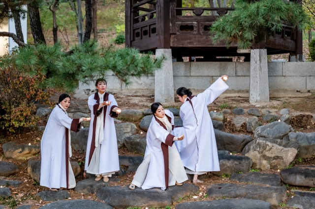 Park Byeong-cheon Singing and Dance Preservation Society (Changmu International Performing Arts Festival)