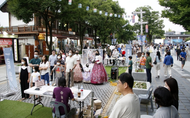 Visitors enjoy various cultural programs at Taejoro-gil in Jeonju Hanok Village in Jeonsu, North Jeolla Province. (Jeonju City)