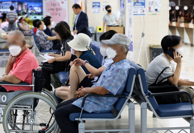 Visitors at Chonnam National University Hospital in Dong-gu, Gwangju, wearing masks (Yonhap)