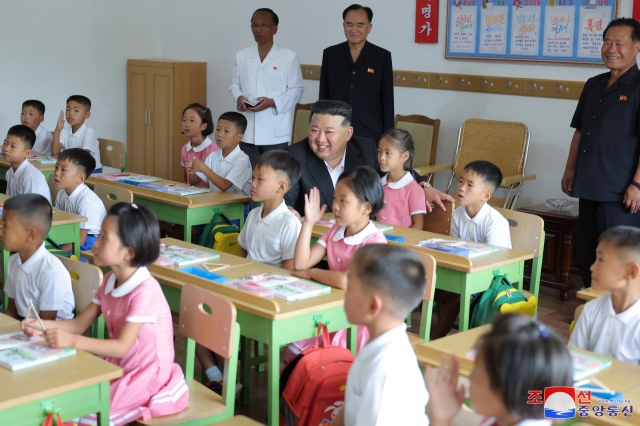 North Korean leader Kim Jong-un has attended a demonstration class for children from flood-hit regions, state media reported Saturday. (Yonhap)