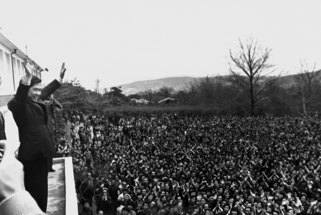 Kim Dae-jung makes a speech in 1980. (Hangilsa Publishing)