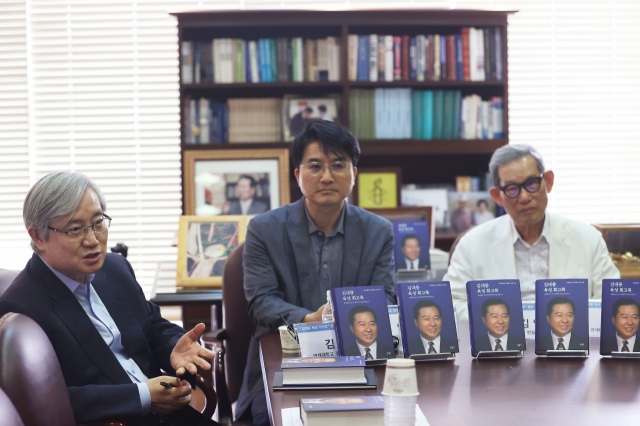 From left: Kim Sung-jae, chairman of the Kim Dae-jung Library Development Fund; Yang Jae-jin, director of the Kim Dae-jung Presidential Library and Museum; and Kim Eun-ho, CEO of Hangilsa Publishing, attend a press conference held at the Kim Dae-jung Library and Museum in Seoul, on Tuesday. (Yonhap)