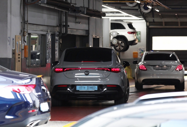 A Mercedes-Benz electric vehicle is serviced in Seoul on August 14 following the company's announcement of free inspections at 75 service centers across Korea. (Newsis)