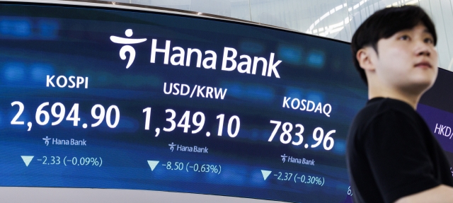 An electronic board showing the Korea Composite Stock Price Index at a dealing room of the Hana Bank headquarters in Seoul on Monday. (Yonhap)