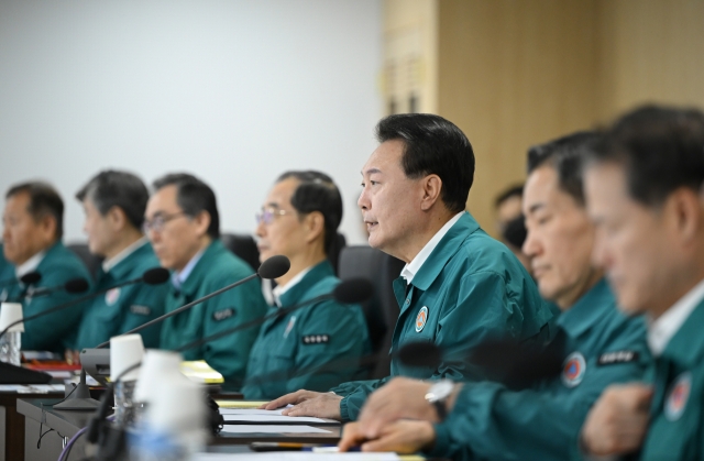 President Yoon Suk Yeol (fifth from left) convenes a National Security Council meeting in Seoul Monday. (Presidential office)