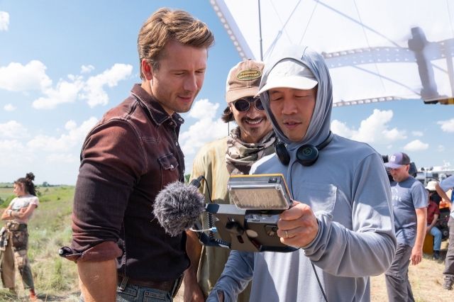 “Twisters” actor Glen Powell (left) and director Lee Isaac Chung (right). (Warner Bros. Korea)