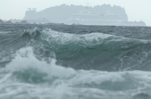 Strong waves are seen on the coast of Seogwuipo on Jeju Island on Tuesday, as Typhoon Jongdari draws near the island. (Yonhap)